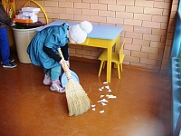 Дети участвуют в уборке территории ДОУ..JPG